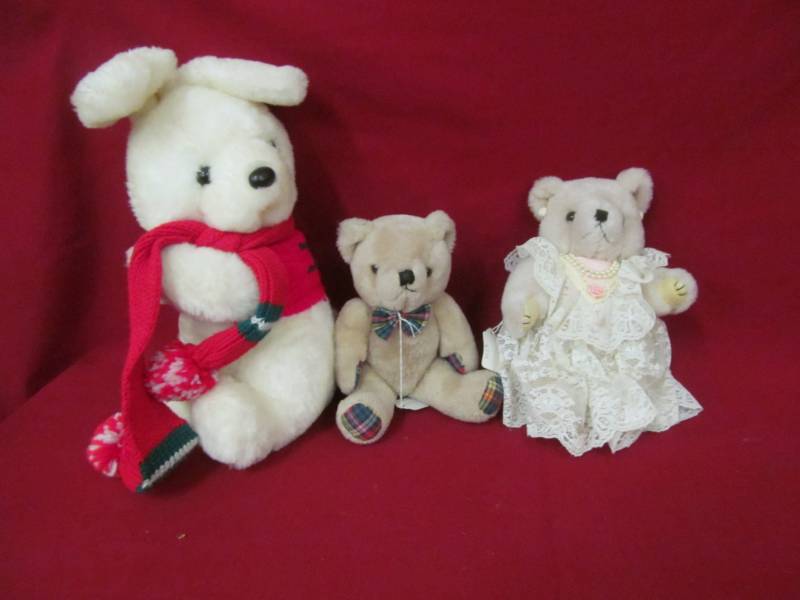 lot 116 image: stuffed animals