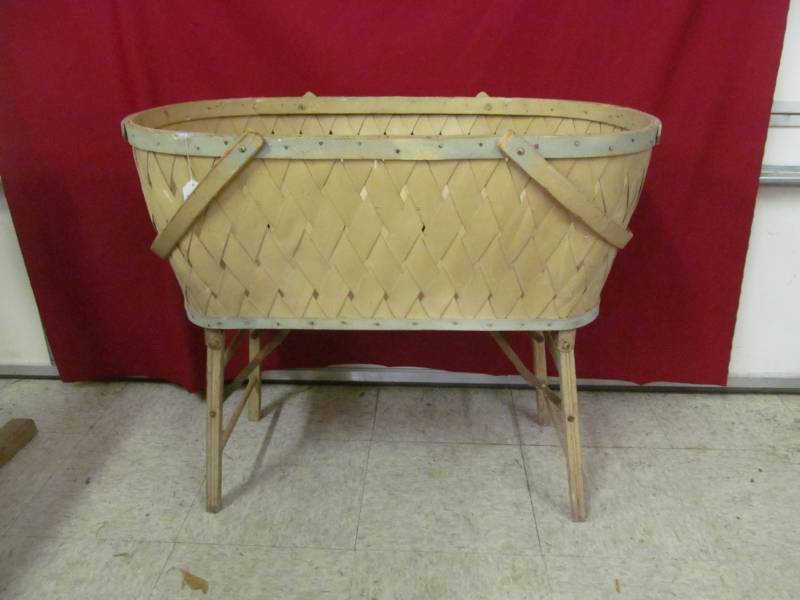 lot 121 image: vintage bassinette