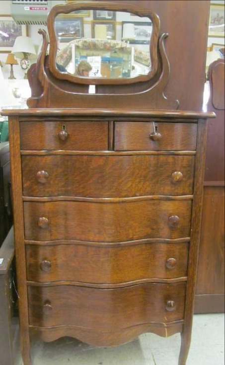 lot 123 image: Antique dresser mirror