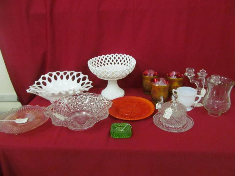 lot 148 image: Milk glass, Fenton glassware