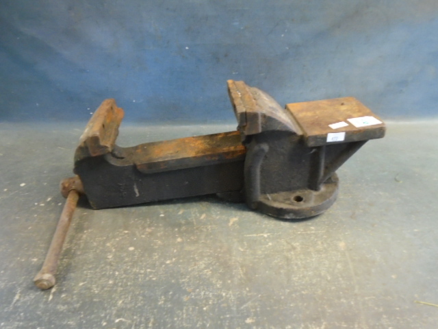 lot 16 image: Bench Vise