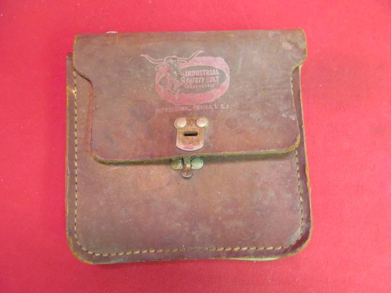 lot 29 image: vintage leather pouch