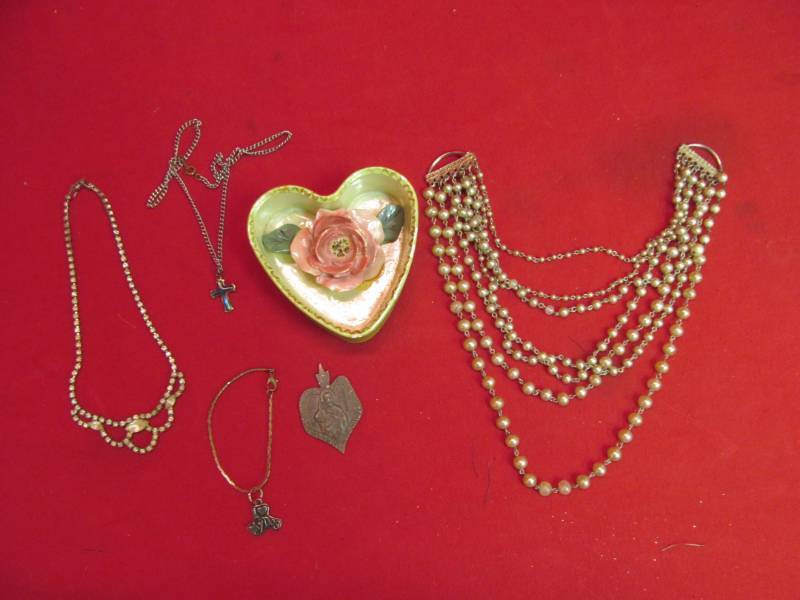 lot 47 image: vintage items