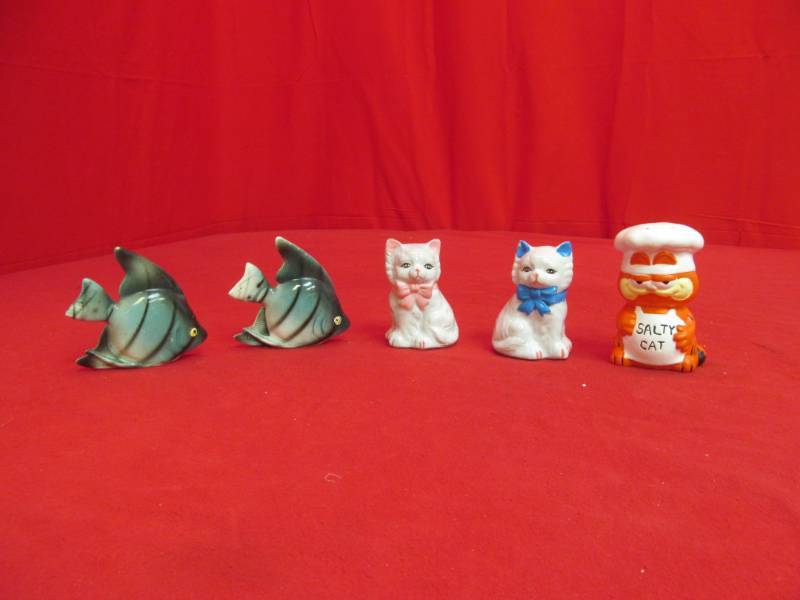 lot 52 image: vintage shakers