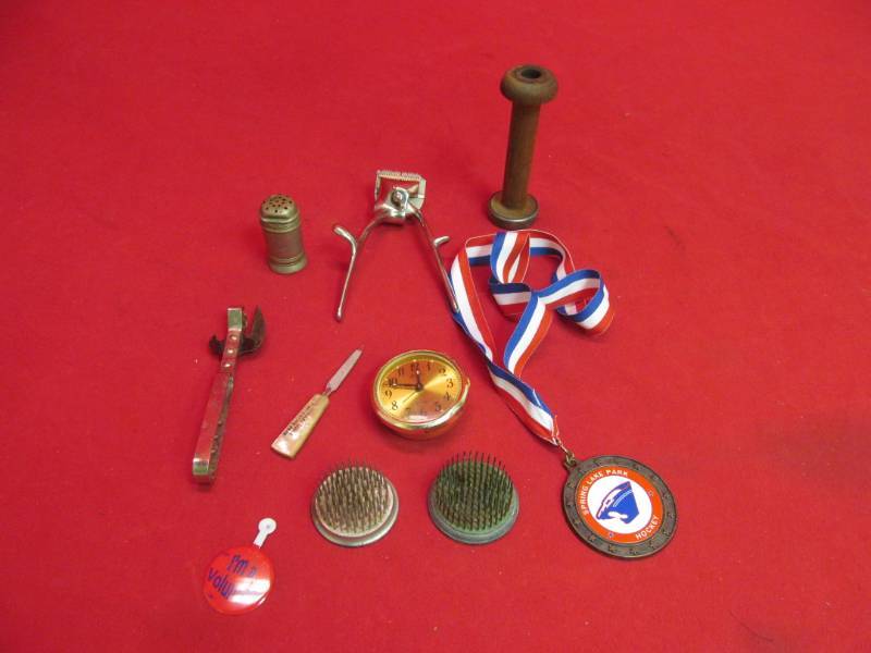 lot 93 image: vintage items