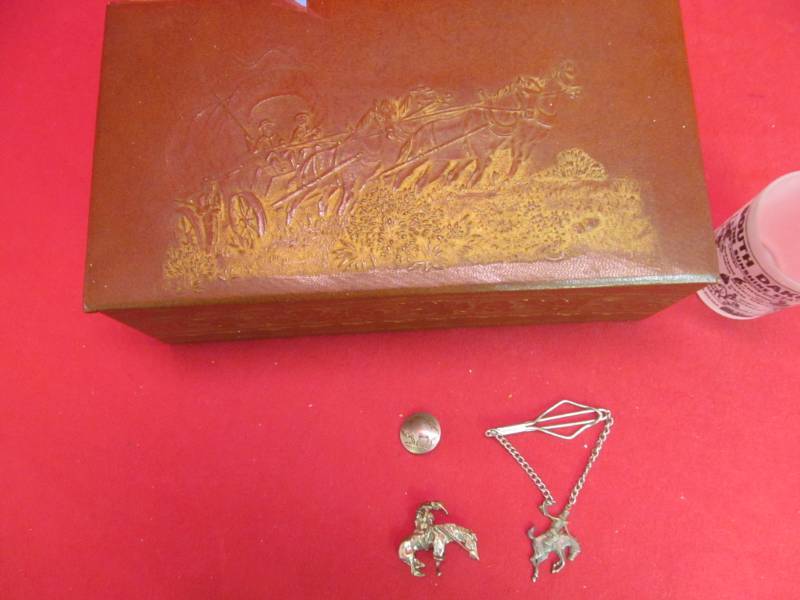 lot 94 image: vintage items