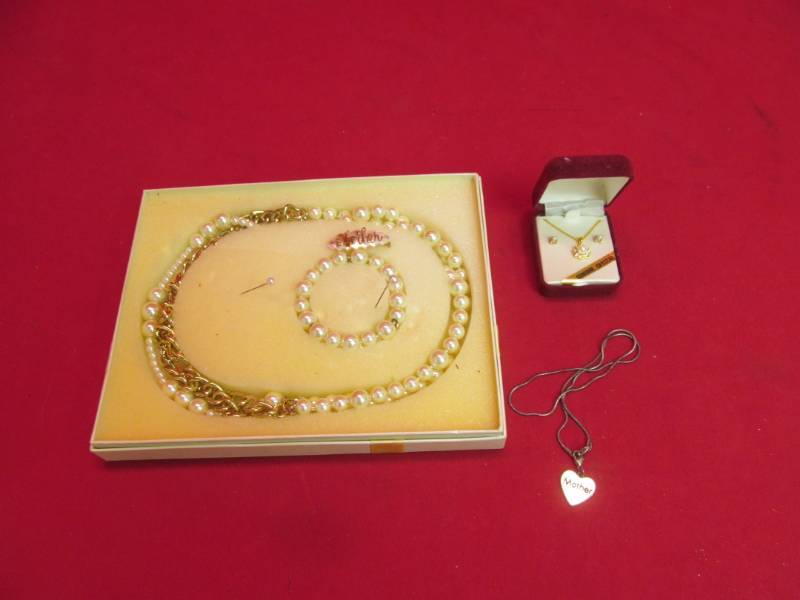 lot 105 image: jewelry