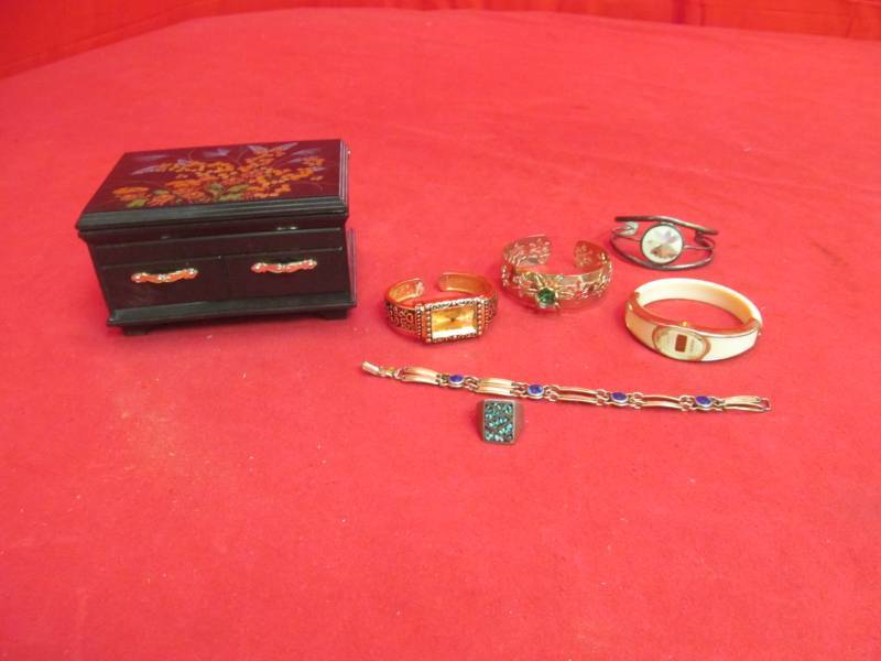 lot 109 image: vintage jewelry box
