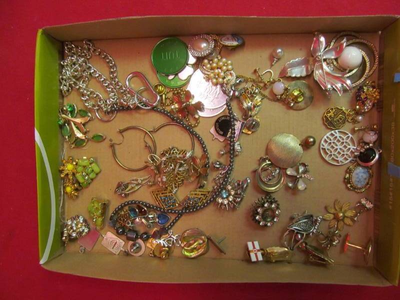 lot 117 image: vintage jewelry