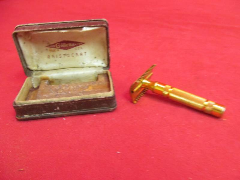 lot 122 image: vintage razor