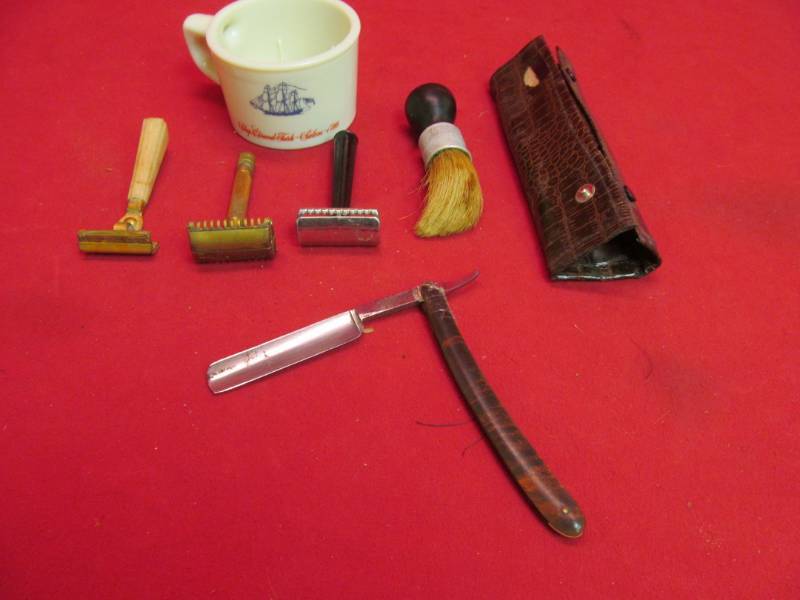 lot 125 image: vintage razor