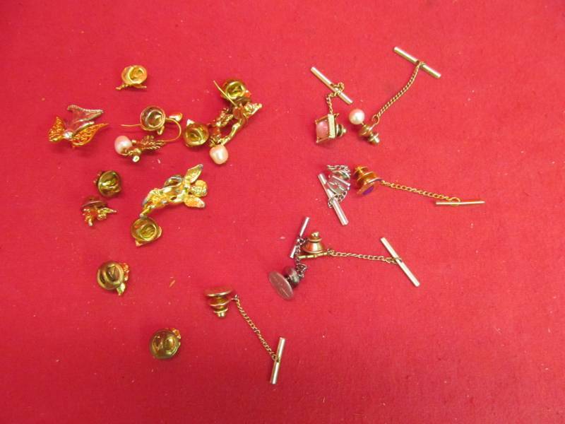 lot 139 image: vintage jewelry items