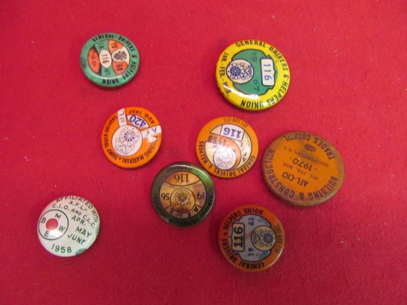 lot 150 image: vintage buttons
