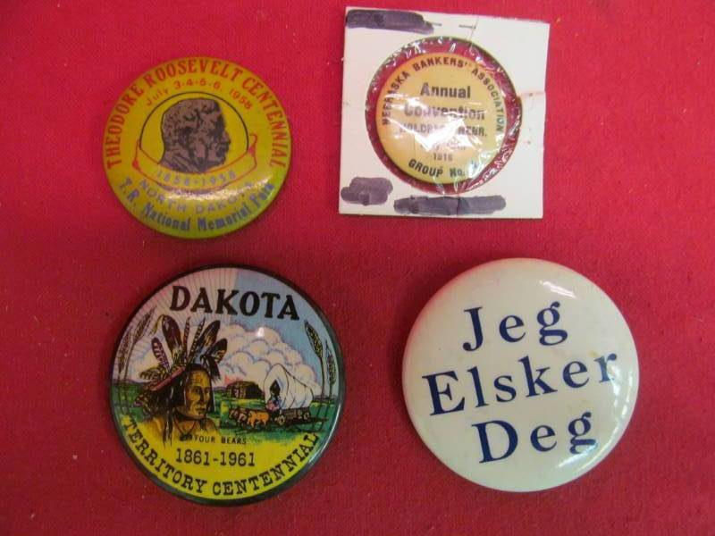 lot 159 image: vintage buttons