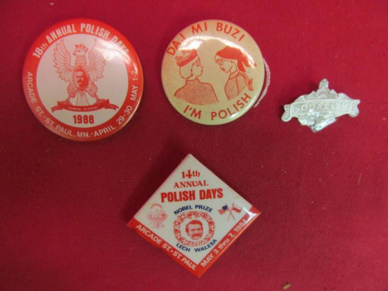 lot 161 image: vintage buttons