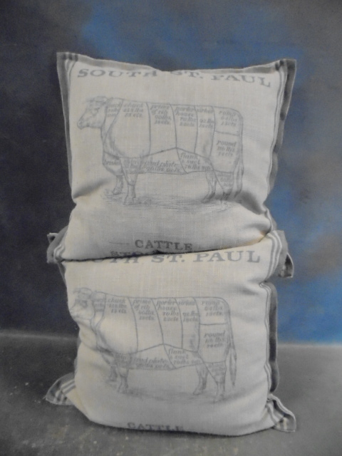 lot 54 image: Throw Pillows