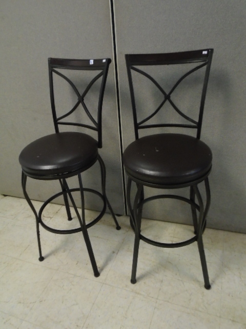 lot 8 image: Bar Stools