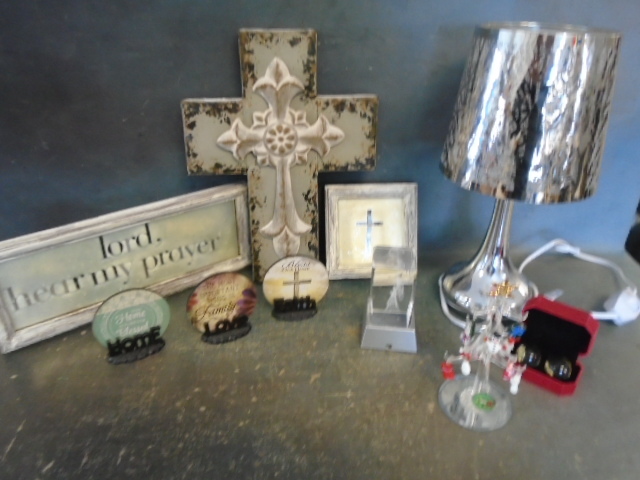 lot 137 image: Decorative Items