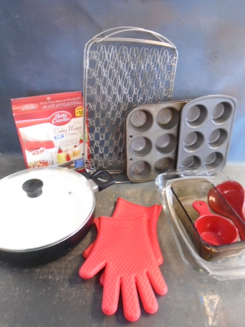 lot 149 image: Fry Pan and Baking Pans