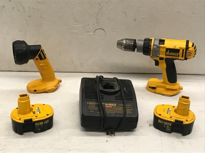lot 52 image: DeWalt 14.4Volt Cordless Tool Set