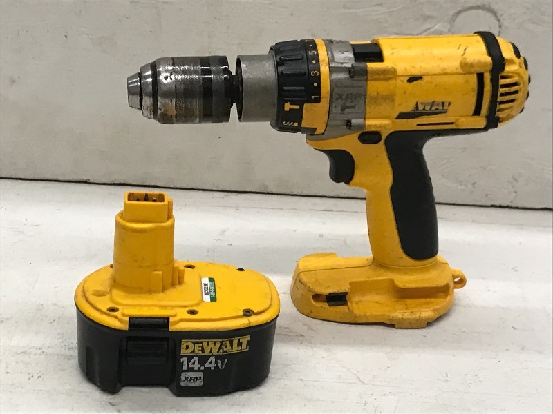 lot 55 image: DeWalt 14.4Volt Cordless Tool Set
