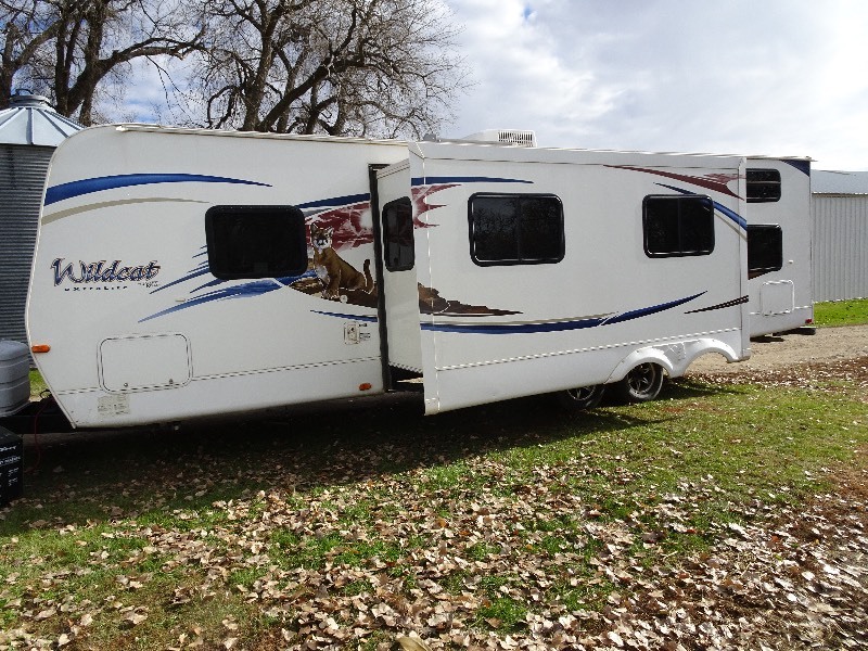 lot 1 image: 2011 Wildcat camper trailer