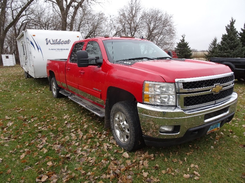 lot 2 image: 2011 Chevrolet K3500 4 door long box pickup