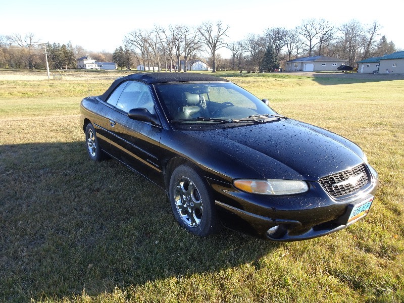 lot 8 image: 2000 Chrysler Sebring