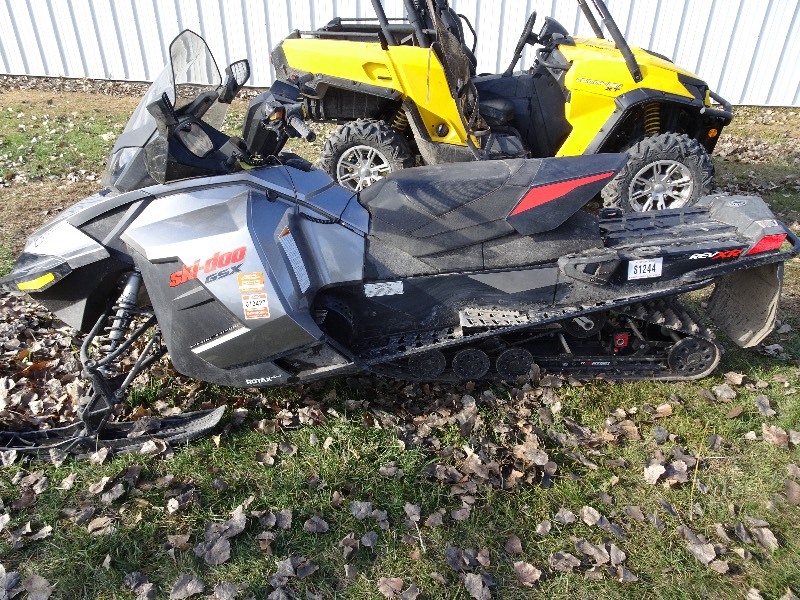 lot 4 image: 2014 Ski-Doo snowmobile