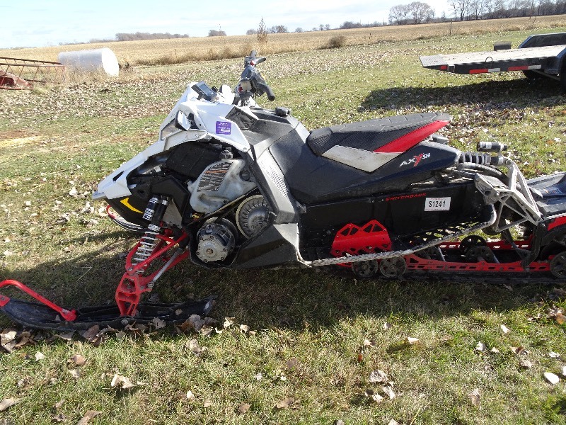 lot 7 image: 2015 Polaris snowmobile
