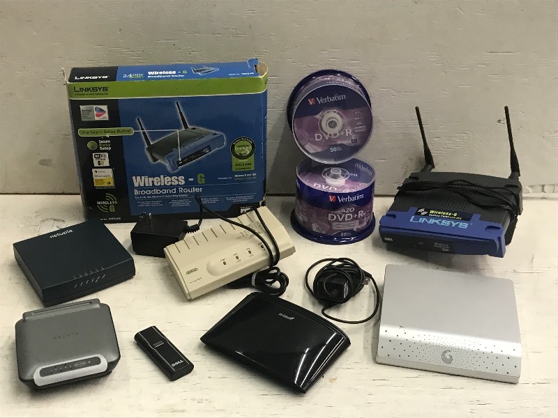 lot 32 image: Blue bin of Wireless Routers, Exter...