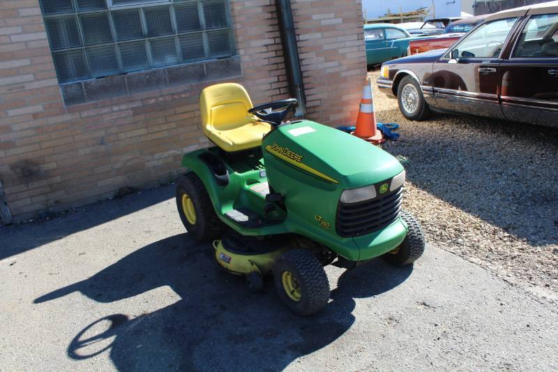lot 3 image: John Deere LT160 Automatic 16 hp OHV Lawn Tractor