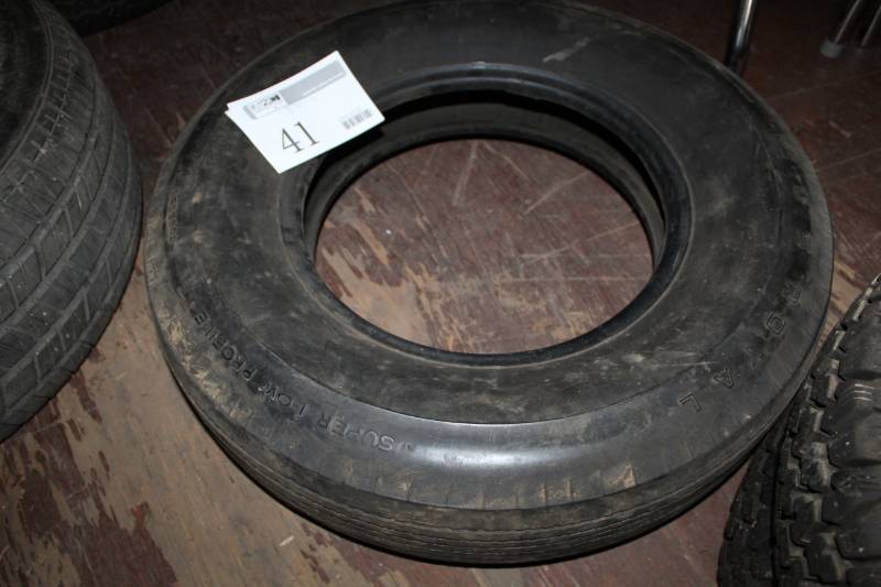 lot 41 image: 7.75-14 Tire