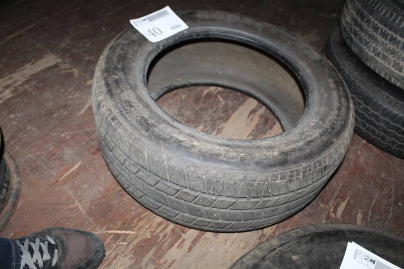 lot 40 image: Goodyear P23555R16 Tire