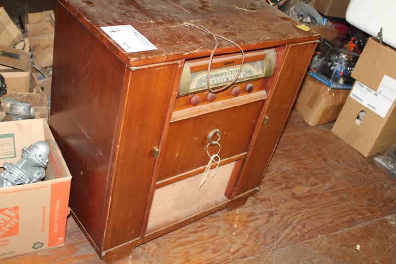 lot 4 image: Westinghouse AMFM Tube Automatic Record Changer Stereo Cabinet