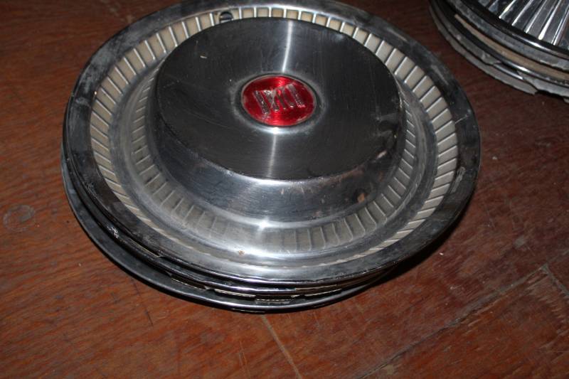 lot 72 image: Buick Wheel Hubcaps