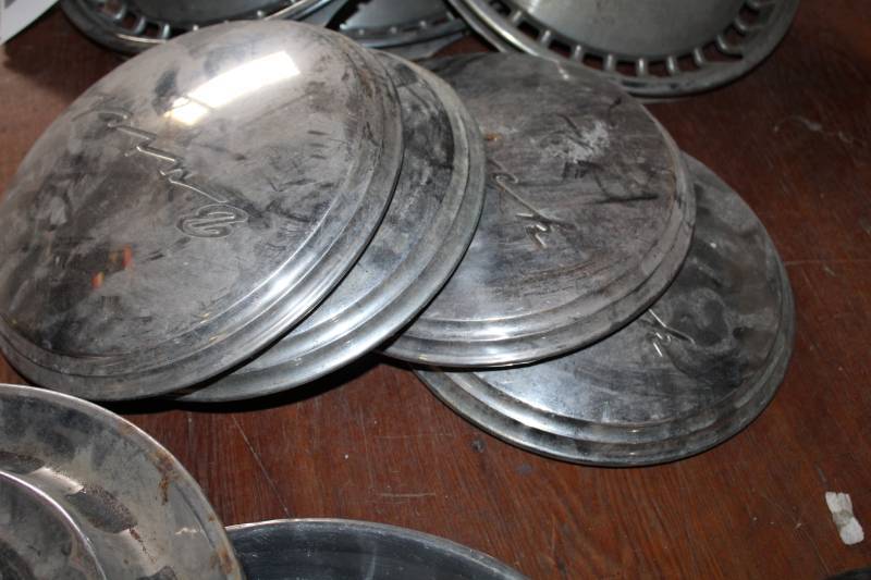 lot 68 image: Buick Wheel Hubcaps