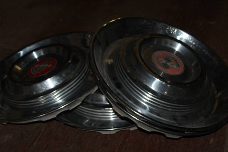 lot 59 image: Cadillac Wheel Hubcaps