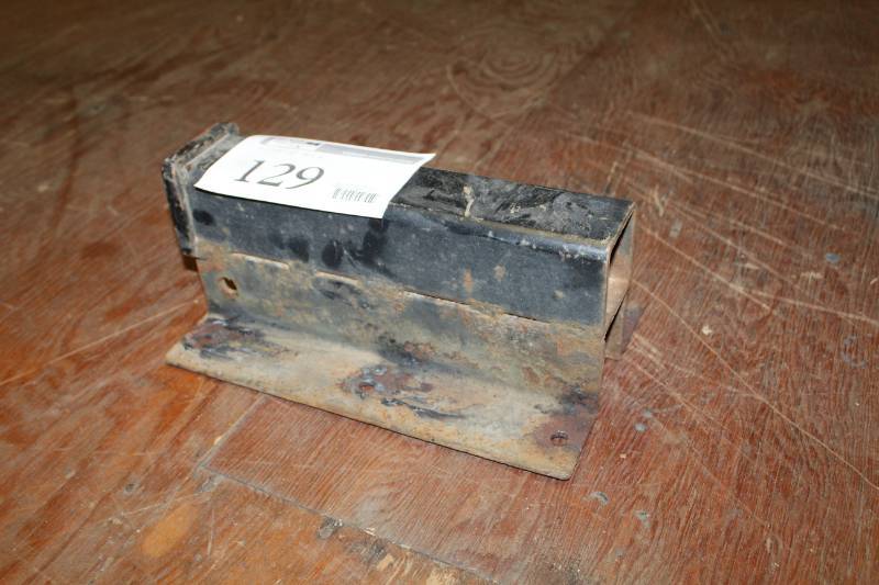 lot 129 image: Universal Hitch
