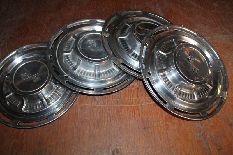lot 74 image: GM Wheel Hubcaps