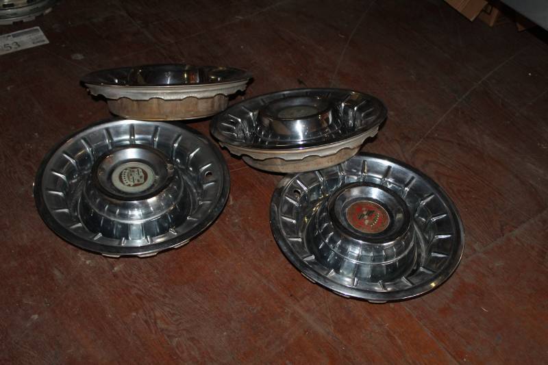 lot 80 image: Cadillac Wheel Hubcaps