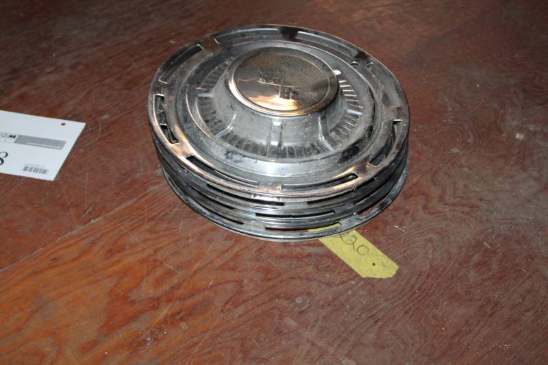 lot 98 image: GM Wheel Hubcaps