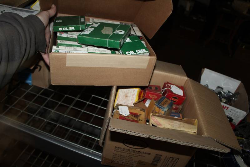 lot 133 image: Oil Seals, Gaskets, Bearings