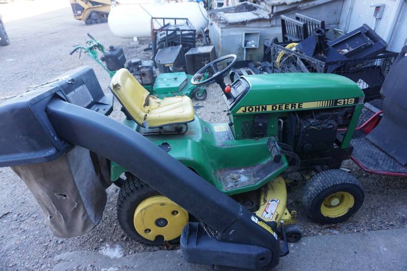 lot 19 image: John Deere Model 318 Garden Tractor Lawn Mower With Rear Bagger