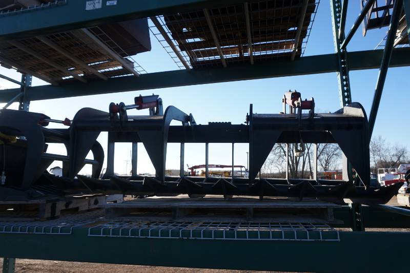 lot 8 image: Universal Mount Bobcat Skid Loader Skid Steer 80 Heavy Duty Dual Ram Root Grapple Bucket