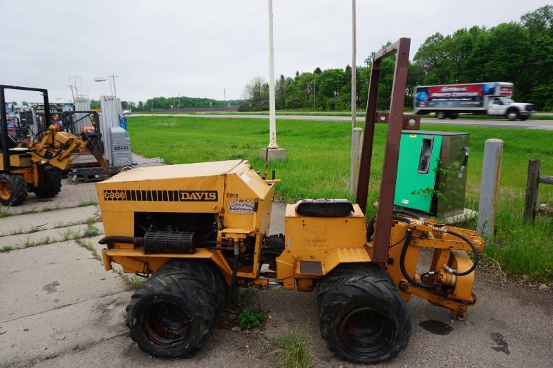 lot 6 image: Case Davis Maxi Sneaker 4 x 4 Cable Plow