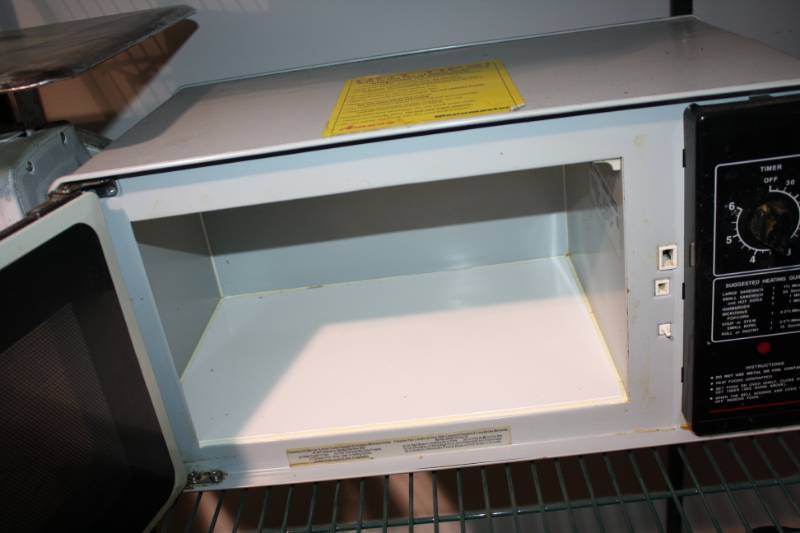 lot 141 image: Menu Master Commercial Microwave Oven
