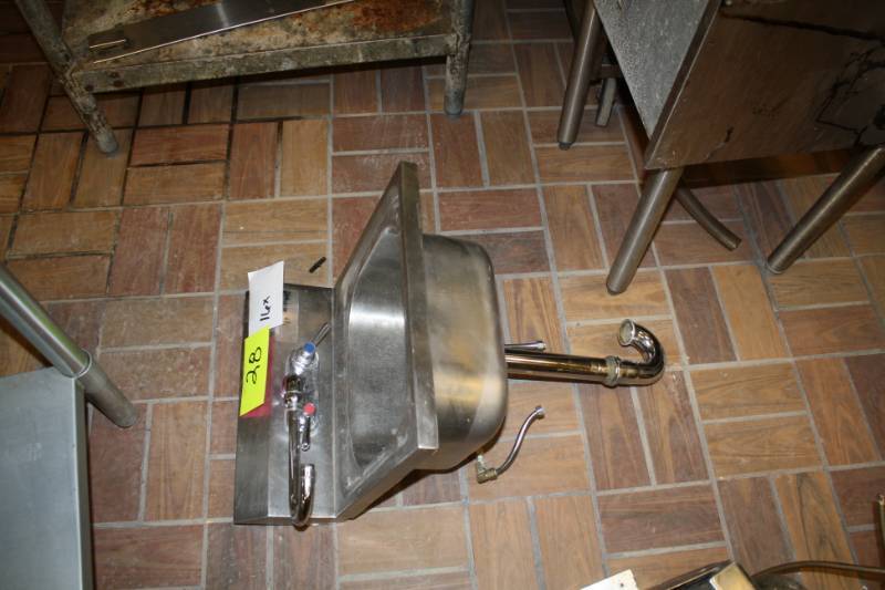 lot 28 image: Hand Sink
