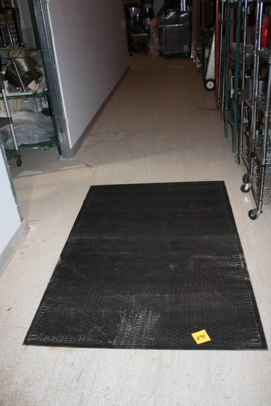lot 291 image: Rug