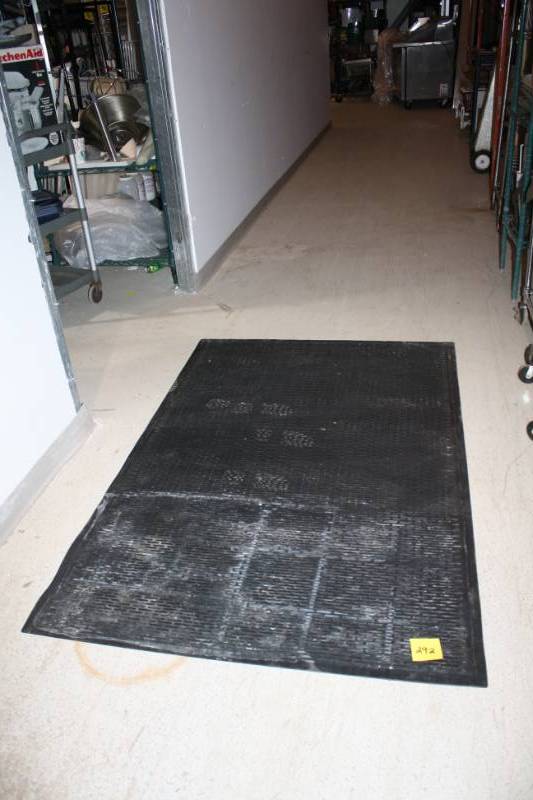 lot 292 image: Rug